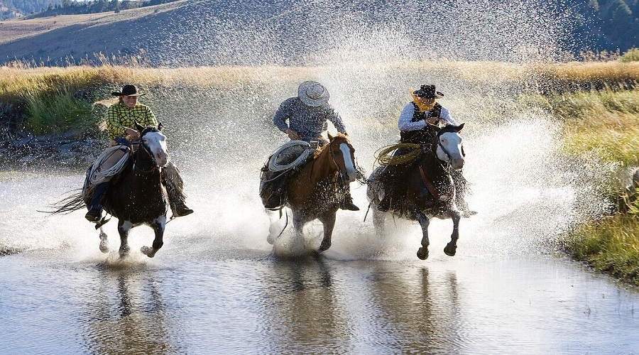 Cowboys-reiten-in-Bachbett-Wilder-Westen-Las-Almas-tour-travel